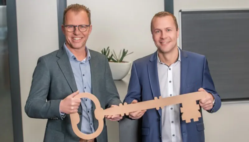 Sebastian Volker Würth Schlüsselübergabe quer