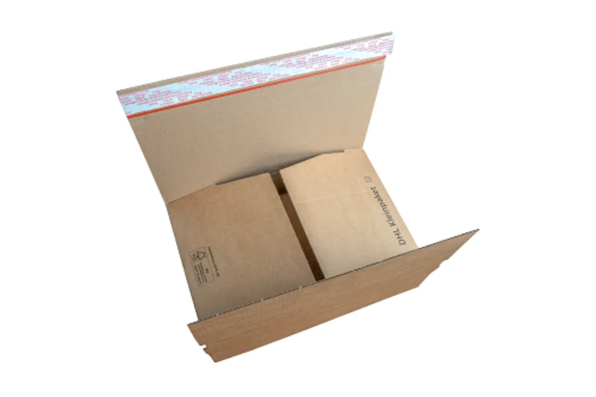 DHL Kleinpaket zugeklappt mit Selbstklebeverschluss